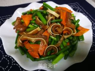 Stir-fried Pork Ears with Garlic Moss recipe