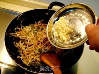 Assorted Fried Noodles with Shredded Pork recipe