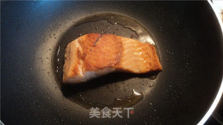 Salmon with Onion and Black Pepper Sauce recipe