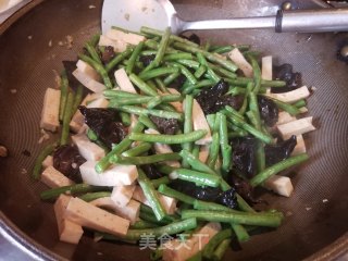 Stir-fried Beans with Dried Tofu and Fungus recipe