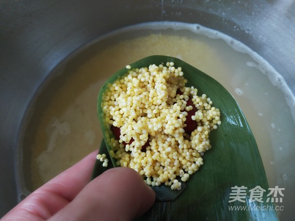 Yellow Rice and Red Date Zongzi recipe