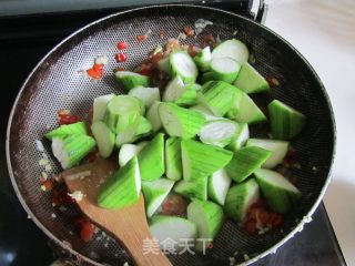 Scrambled Eggs with Chopped Pepper and Loofah recipe