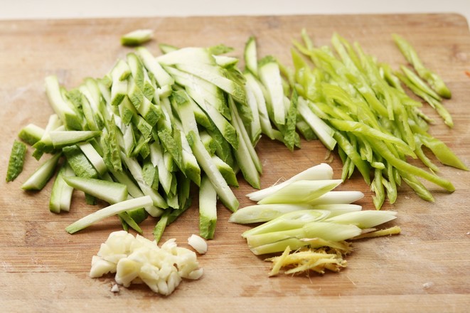 Green Pepper and Loofah Noodles recipe