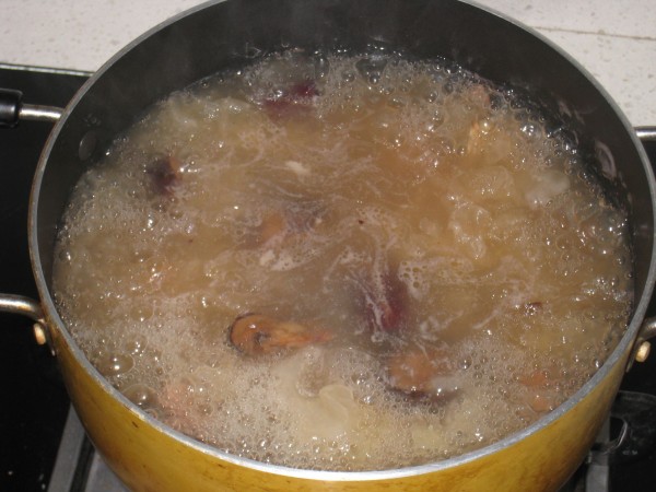 Lean Pork Soup with Oyster and Snow Fungus recipe