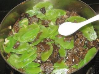 Fried Lettuce Slices with Black Fungus recipe
