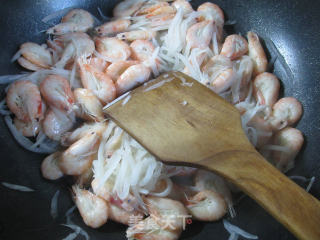 Stir-fried Prawns with Shredded Radish recipe