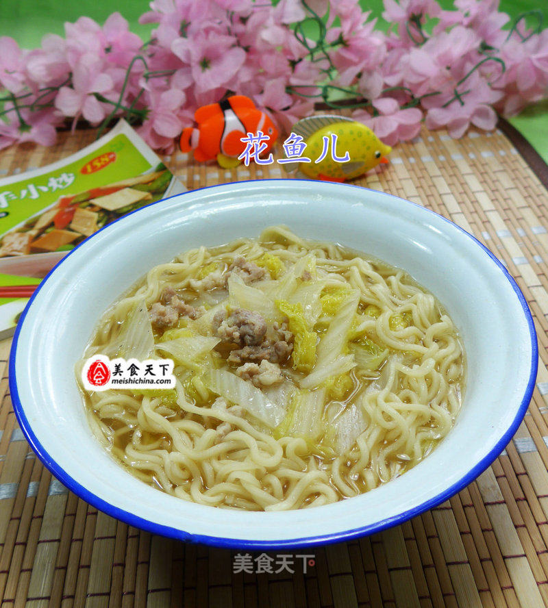 Rippled Noodles with Minced Pork and Baby Cabbage