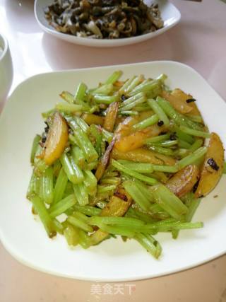 Fried Celery with Potato Chips recipe