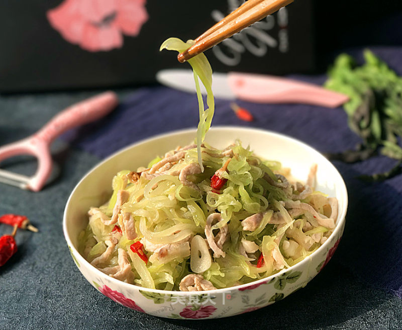 Stir-fried Shredded Pork with Lettuce recipe