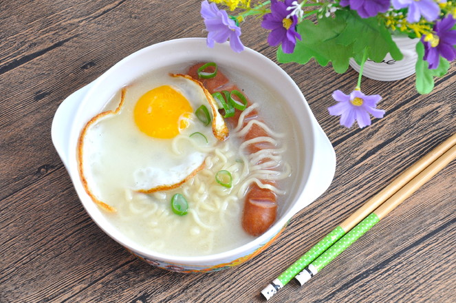 Fried Egg Sausage Beef Bone Soup Noodle#中卓牛骨汤面# recipe