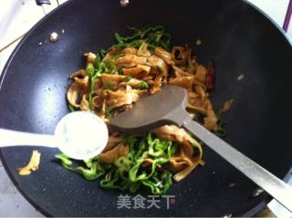 Stir-fried Gluten with Green Pepper and Shredded Pork recipe