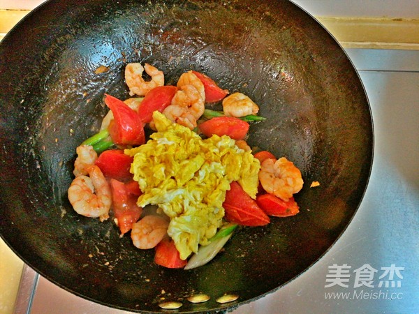 Scrambled Eggs with Tomato and Shrimp recipe