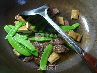 Stir-fried Spicy Sausage with Snow Beans recipe