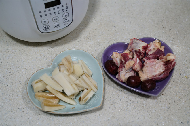 Lotus Root Red Date Beef Bone Soup recipe