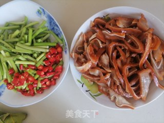 Stir-fried Pork Ears with Garlic Moss recipe