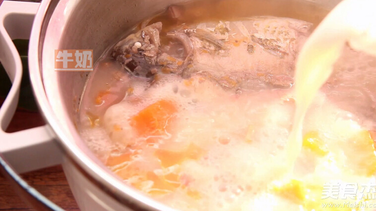 Papaya Crucian Carp Soup recipe