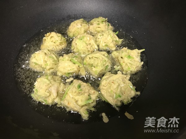 Deep-fried Shredded Carrot Meatballs recipe