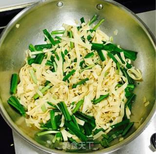 Stir-fried Chives with Tofu Skin recipe