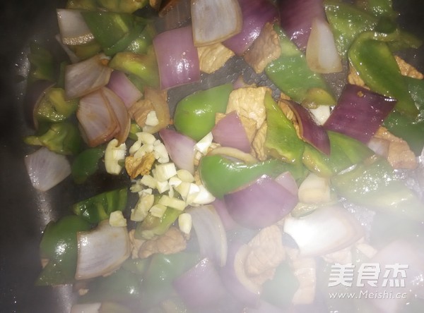 Stir-fried Pork with Green Peppers and Onions recipe