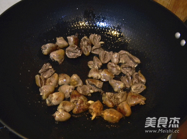 Stir-fried Green Peppers with Chicken Hearts recipe