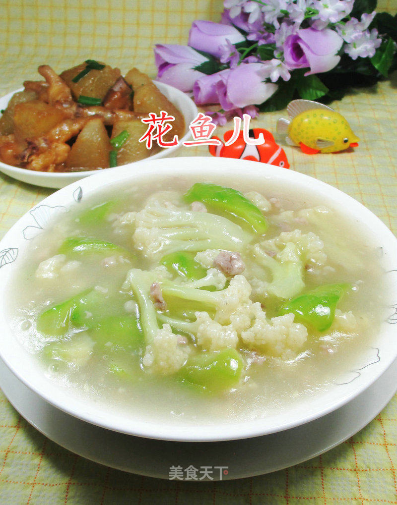 Loofah and Cauliflower Soup with Minced Meat recipe
