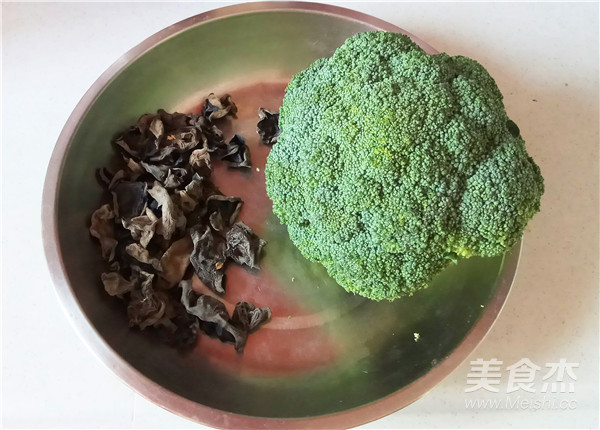 Broccoli Mixed with Black Fungus recipe