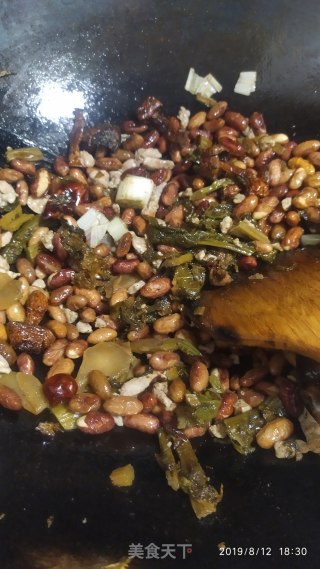 Braised Kidney Beans with Pickles recipe