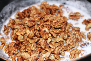 Relieving Gluttonous Snacks: Milk-flavored Amber Walnuts recipe