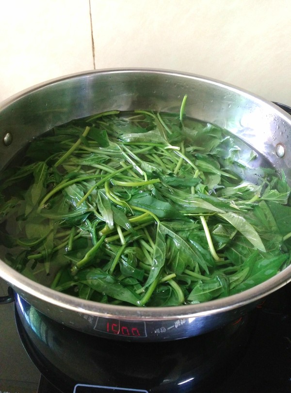 Fried Noodles with Sweet Potato Leaves recipe