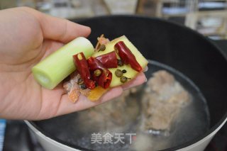 Fragrant Braised Hand Grabs Big Bone recipe