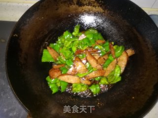 Stir-fried Red Sausage with Green Pepper recipe