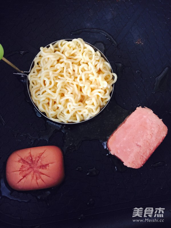 Instant Noodle Burger recipe