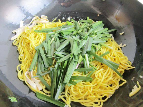 Stir-fried Yellow Noodles with Leek recipe