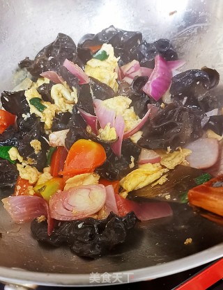 Fried Fungus, Eggs, Onions, Tomatoes recipe