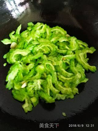 Stir-fried Bitter Gourd with Dace in Black Bean Sauce recipe