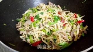 Stir-fried Shredded Pork with Parsley and Bean Curd recipe