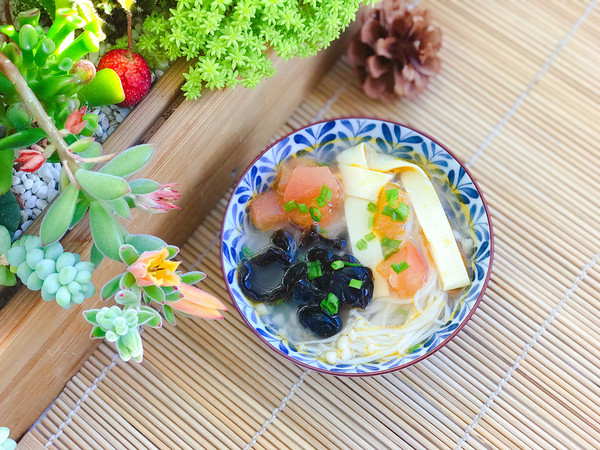 Enoki Mushroom and Fungus Tomato Soup recipe