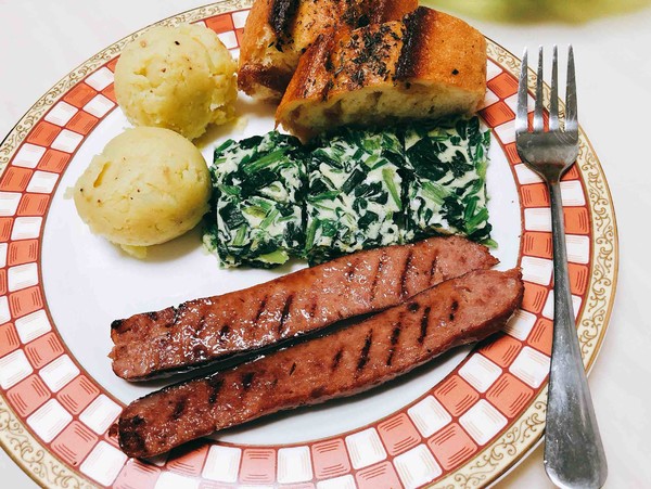 Beef Sausage with Spinach Chicken Cake Mashed Potatoes recipe
