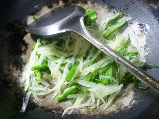 Stir-fried Shredded Potatoes with Asparagus Tips recipe