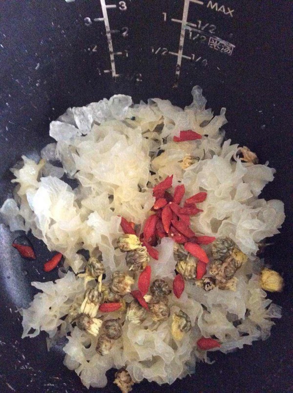 Tremella Chrysanthemum Soup recipe