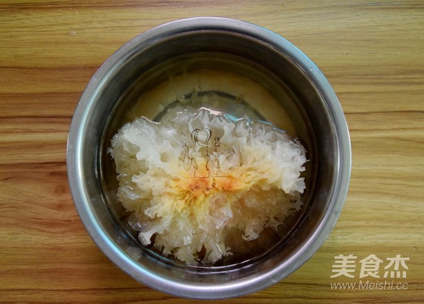 Rock Sugar Tremella and Lotus Seed Soup recipe