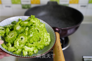 Stir-fried Bitter Gourd with Beef and Onion recipe