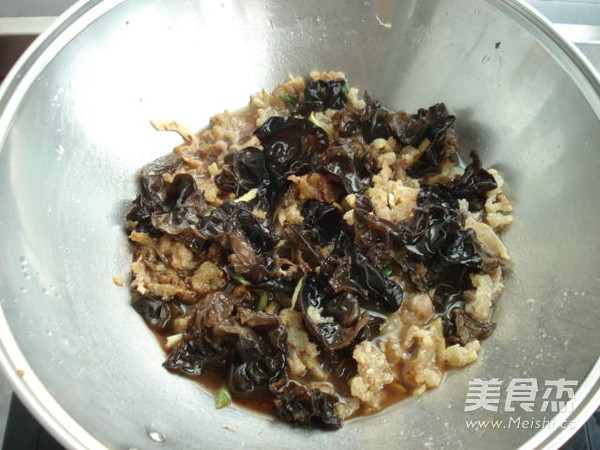 Stir-fried Pork Noodles with Fungus recipe