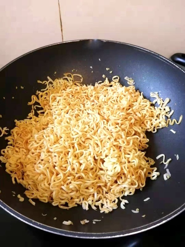 Fried Noodles with Sweet Potato Leaves recipe