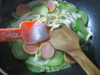 Pork Sausage and Green Radish Belt Noodles recipe