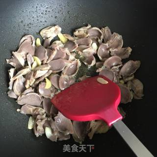 Stir-fried Green Pepper with Duck Gizzards recipe