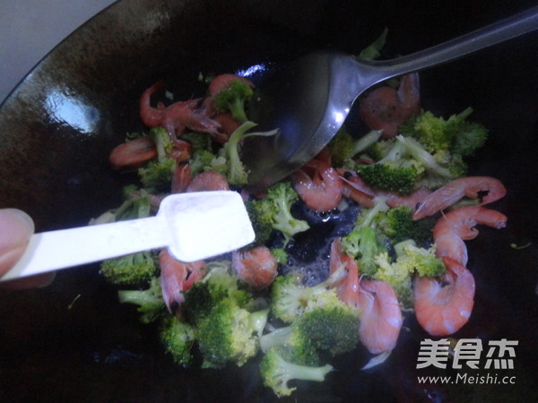 Fried Sea Prawns with Broccoli recipe