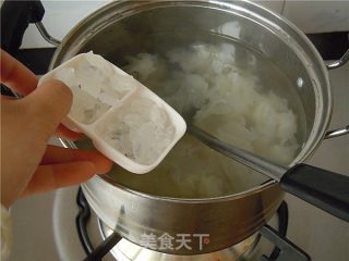 Tremella, Lotus Seed and Coix Seed Soup recipe