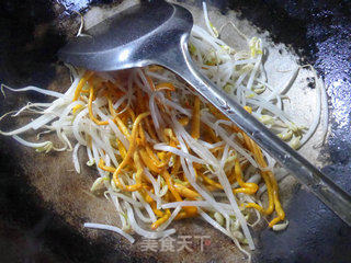 Stir-fried Mung Bean Sprouts with Celery and Cordyceps Mushroom recipe