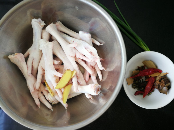 Sauce-flavored Braised Chicken Feet recipe